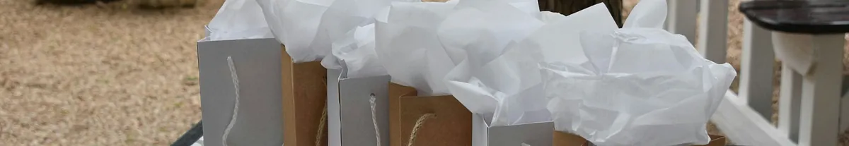Et billede af slikposer og chokolade, der ligger på et bord med en rød dug