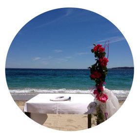 Billede der viser bord, blomst og strand